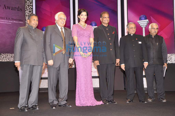 sonam graces india gem and jewellery awards 7