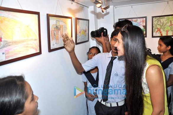 tara sharma graces the painting exhibition by the children of salaam bombay 4
