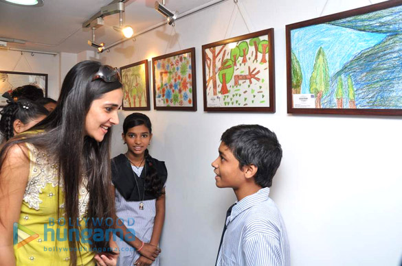 tara sharma graces the painting exhibition by the children of salaam bombay 6