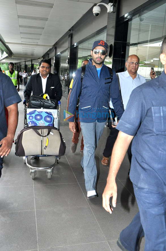 abhishek bachchan snapped at the airport 5