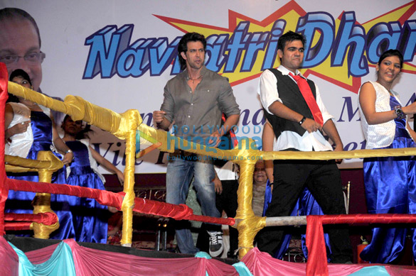 hrithik roshan graces dandiya at vile parle 7