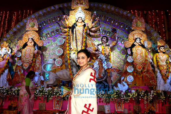 rani kajol serve bhog on novomi 7