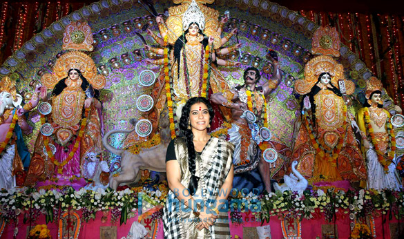 rani kajol serve bhog on novomi 6