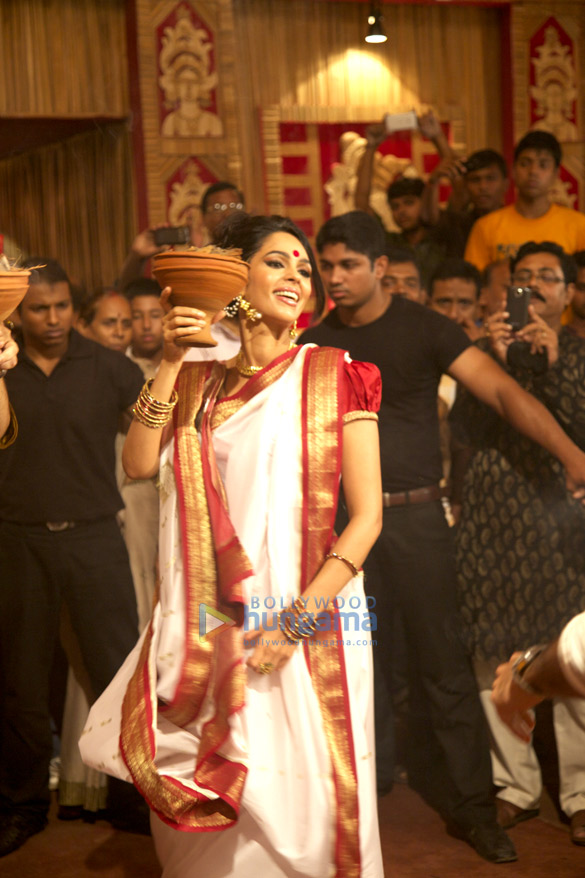 mallika sherawat performs puja at a pandal in kolkata on dusshera 3