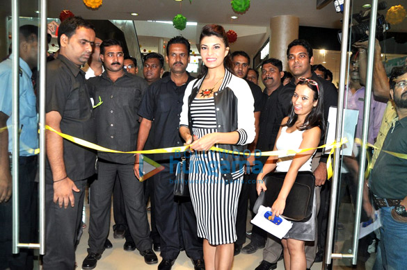 jacqueline inaugurates the forever 21 store in thane 3