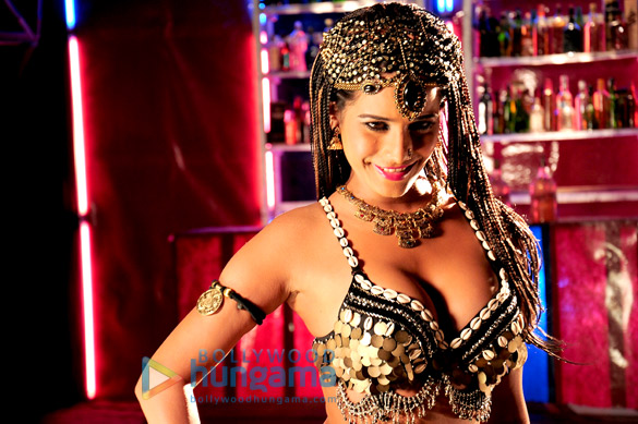 poonam pandey shoots for kannada film love is poison 4