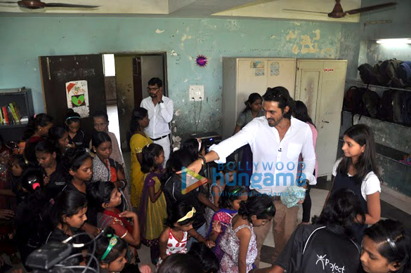 arjun rampal celebrates diwali with under privileged kids from project crayon 7