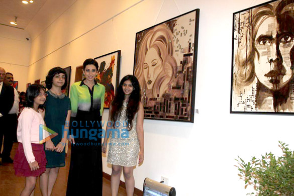 karisma kapoor visits bal dishas painting exhibition mosaic 5
