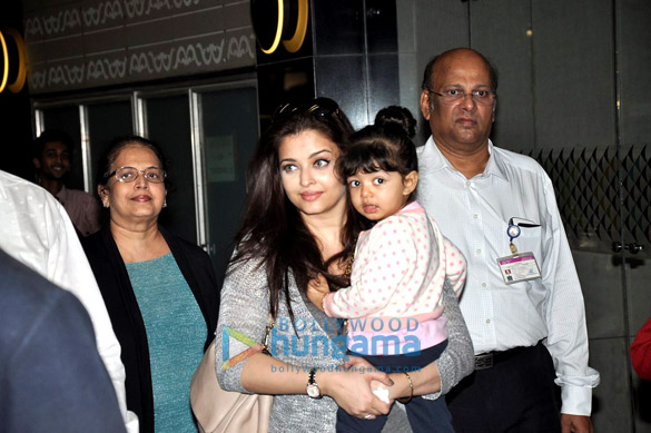 aishwarya rai snapped with aaradhya and her parents 2