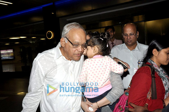 aishwarya rai snapped with aaradhya and her parents 4