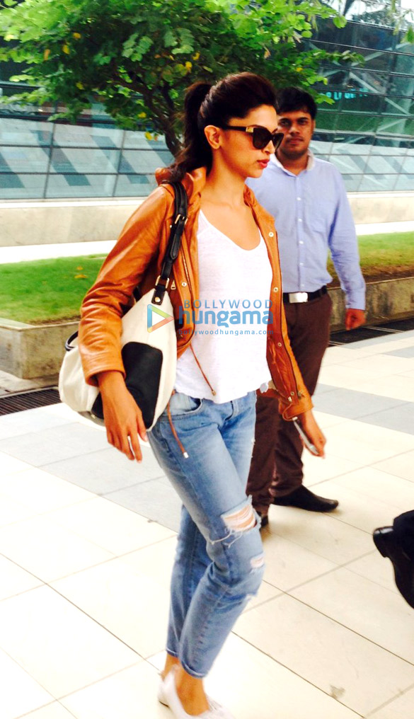 deepika padukone snapped at the domestic airport 2