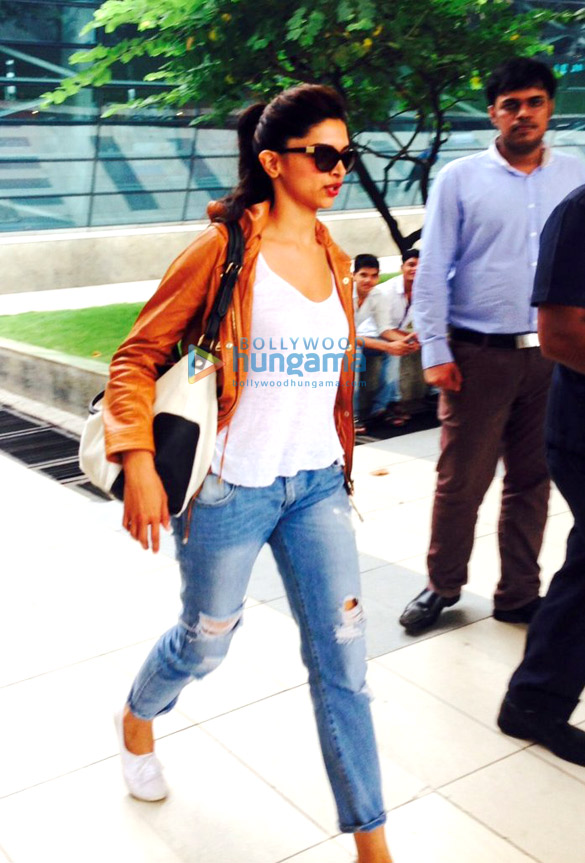 deepika padukone snapped at the domestic airport 5