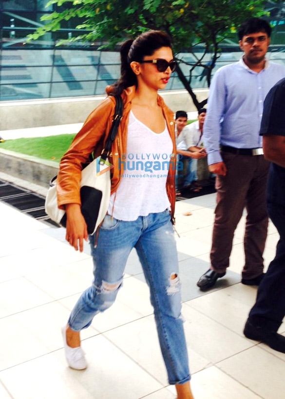 deepika padukone snapped at the domestic airport 4