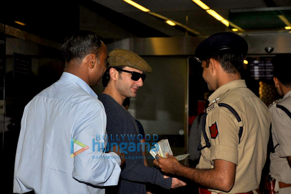 saif kareena leave for new year celebration 9