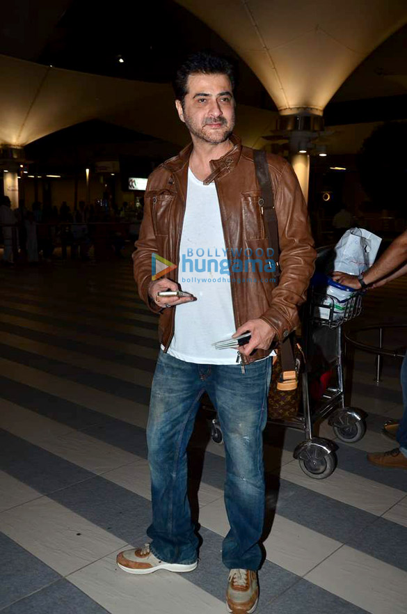 ranbir others snapped at the airport 4