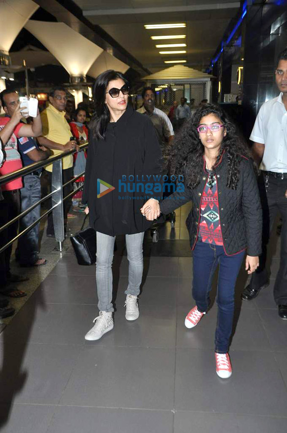 celebs snapped with their kids at the airport 8