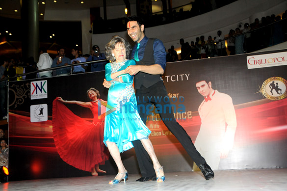 sandip soparrkar performs at phoenix marketcity kurla 5