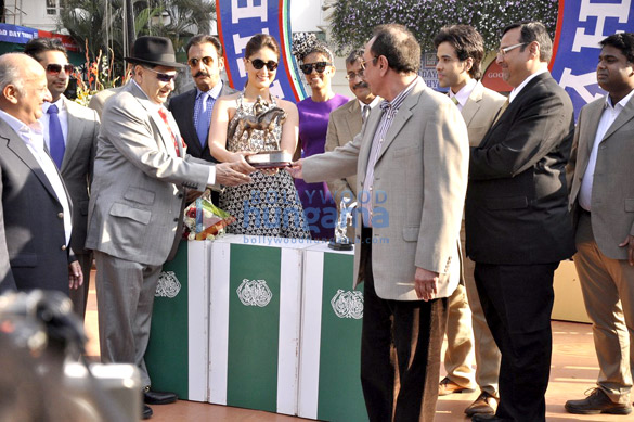kareena kapoor attends the mid day races 11