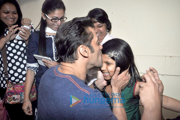 salman organizes special screening of jai ho for specially able children 5