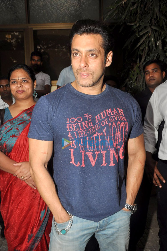 salman organizes special screening of jai ho for specially able children 6