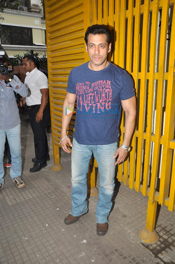 salman organizes special screening of jai ho for specially able children 8