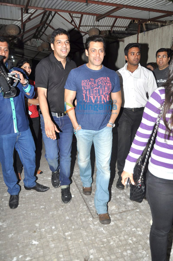 salman organizes special screening of jai ho for specially able children 7