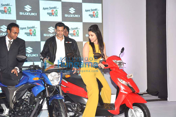 salman parineeti launch suzukis latest bikes 8