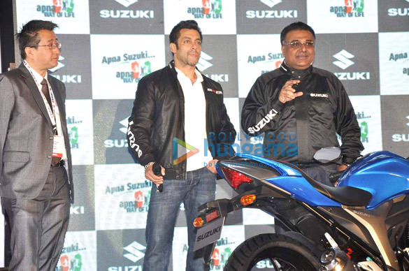 salman parineeti launch suzukis latest bikes 12