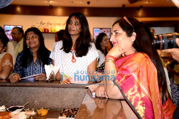 anuradha paudwal avni biyani at asha khataus book launch at foodhall 4