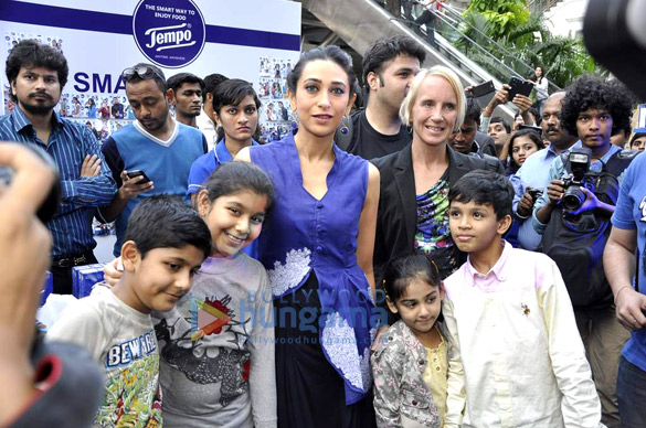karisma kapoor unveils tempo products with dabbawalas 6