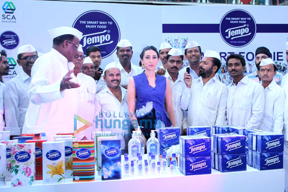 karisma kapoor unveils tempo products with dabbawalas 2
