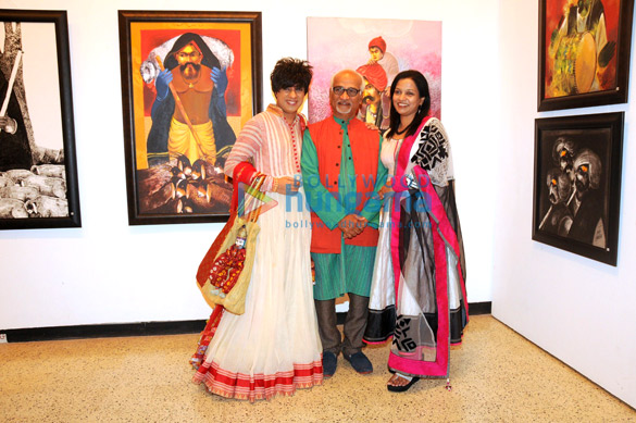 zeenat aman rati agnihotri at raosaheb guravs painting exhibition subraan 20