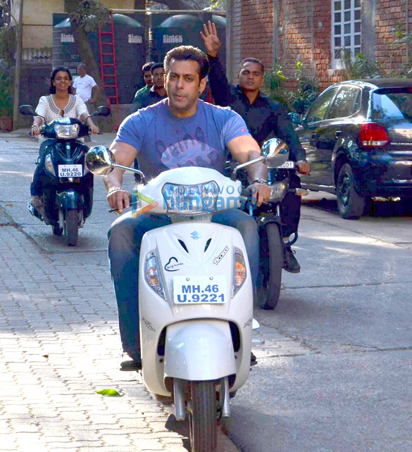salman khan snapped riding a scooty to the shoot 3