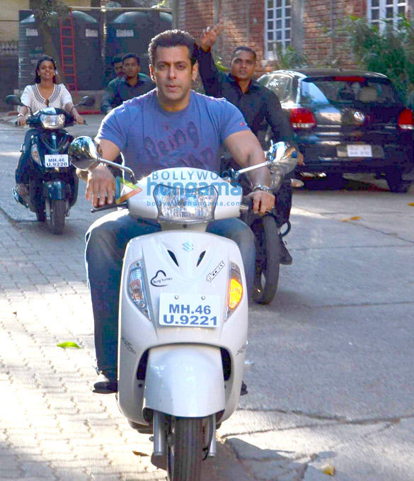salman khan snapped riding a scooty to the shoot 2