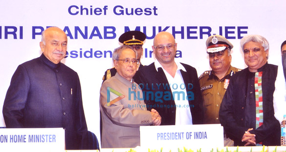 javed akhtar raju singh president pranab mukherjee at crpf anthem launch 5