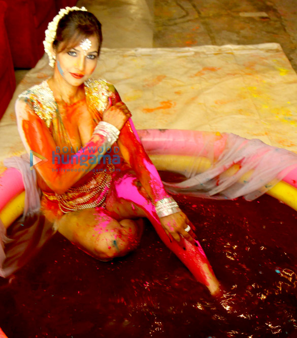 tanisha singh celebrates holi at nrityavatika studio 6