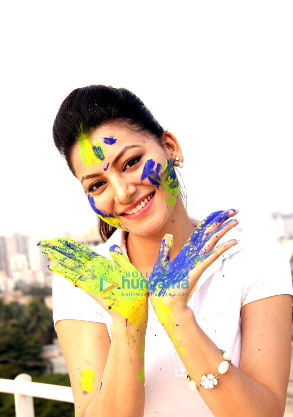 actress urvashi rautela celebrates holi with friends 3