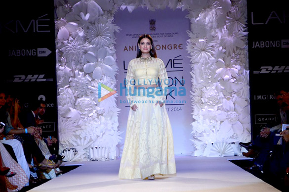 dia mirza walks for anita dongre at lfw 2014 8