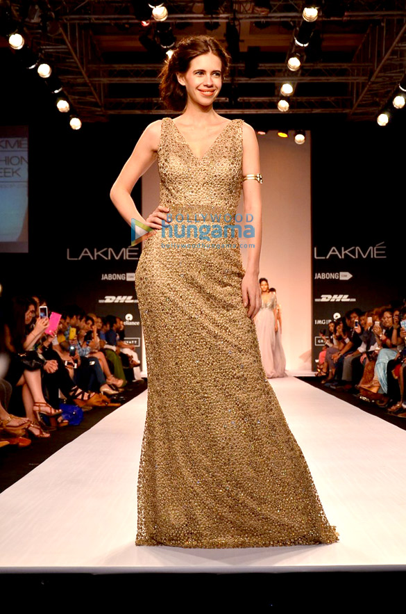 kalki walks for komal sood at lfw 2014 5