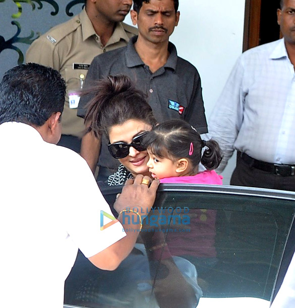 bachchans arrive from delhi post holi celebrations 4