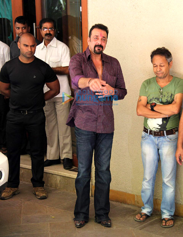 sanjay dutt meets his family before leaving for yerawada jail 4