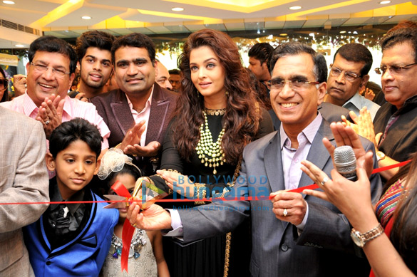 aishwarya rai bachchan inaugurates kalyan jewellers showroom in delhi 3
