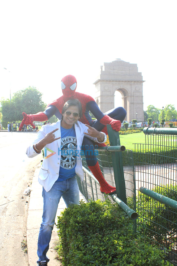 vivek oberoi snapped with spider man at india gate 6