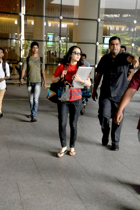 preity zinta snapped at the airport as she returns from ipl match 8
