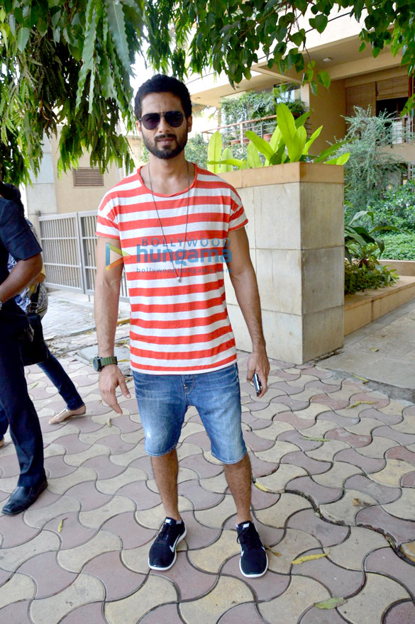 shahid kapoor snapped outside his new home 6