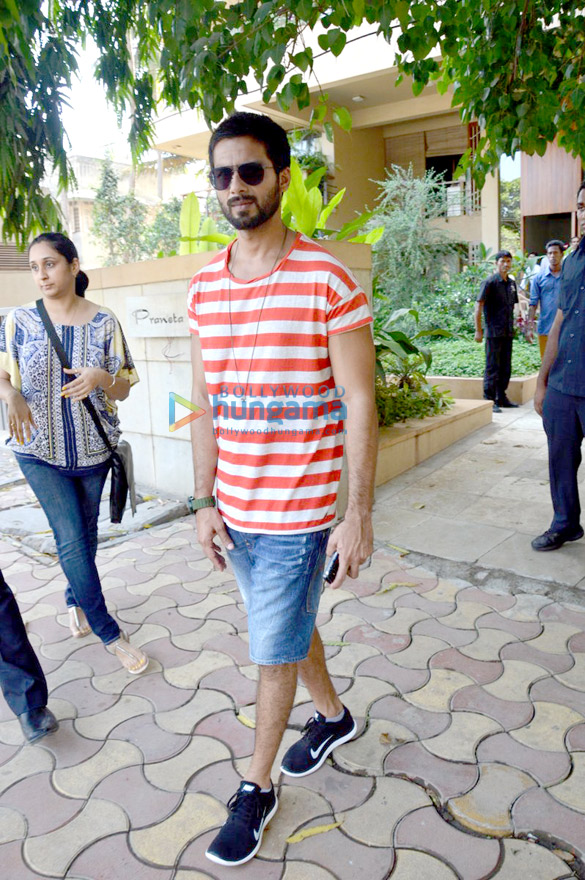 shahid kapoor snapped outside his new home 2
