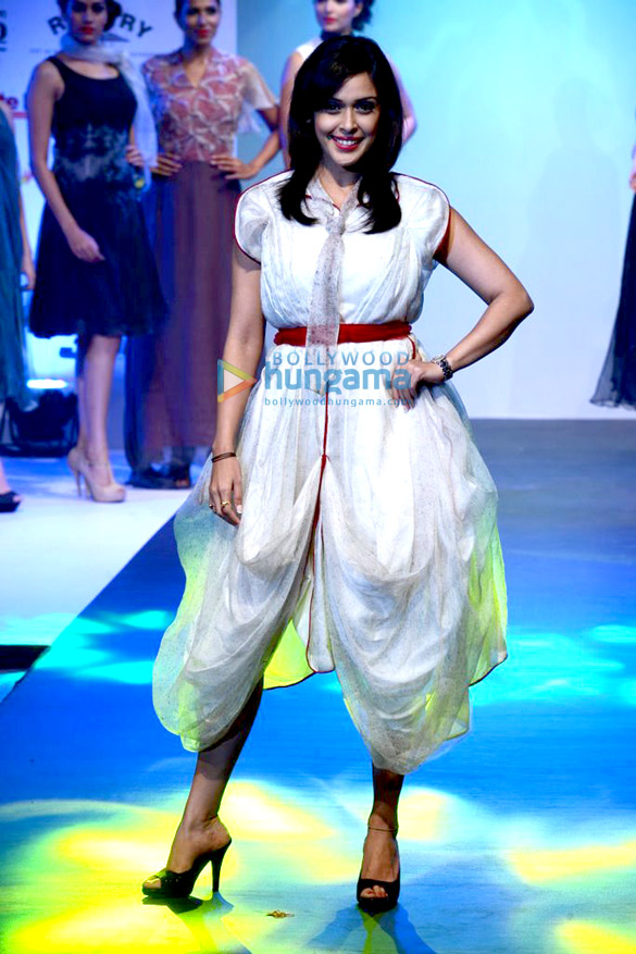 hrishita bhatt walks for tassel awards 2014 5