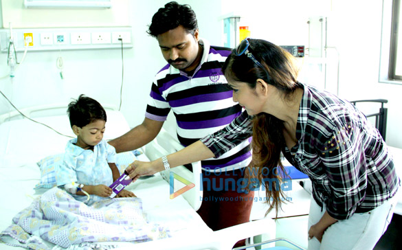 tanisha singh visits the tata memorial cancer ward to celebrate mothers day 4
