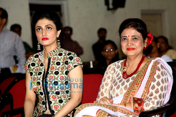 kashmera shah snapped at the launch of govindas sisters album bandagi 9