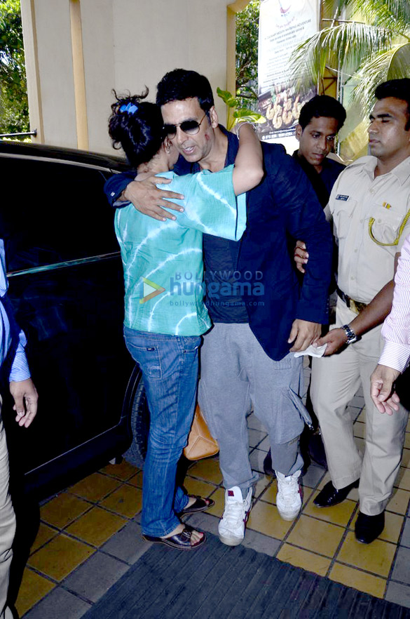 akshay kumar at the mahurat of marathi film thann than gopal 8